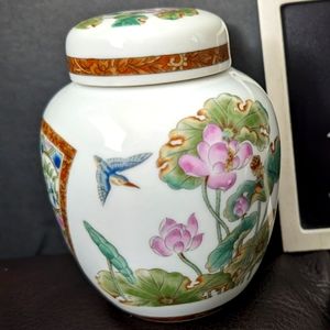 Trina japanese‎ made vintage porcelain intricate ginger jar with lid